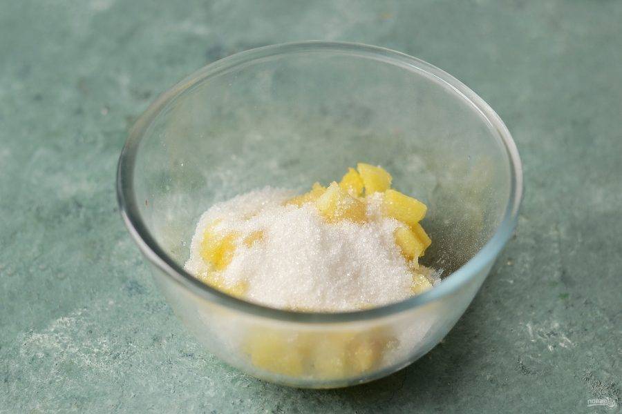 Переложите нарезанные ананасы в миску, добавьте половину сахара. Оставьте на 2 часа, пока они не пустят сок.