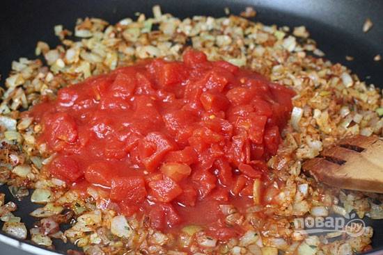 2. На отдельной сковороде с маслом обжарьте до румяности лук с чесноком. Добавьте половину томатного соуса. Тушите около 5 минут. 