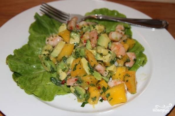 Зеленый салат с креветками и манго