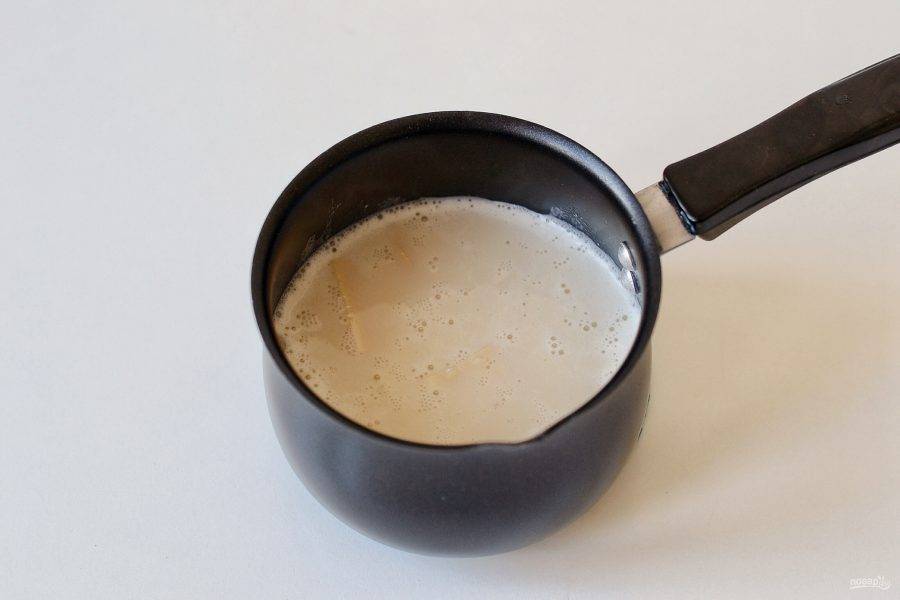 Добавьте измельченный шоколад в молоко. Прогрейте напиток на минимальном огне, пока шоколад не растопится, постоянно помешивая. 
