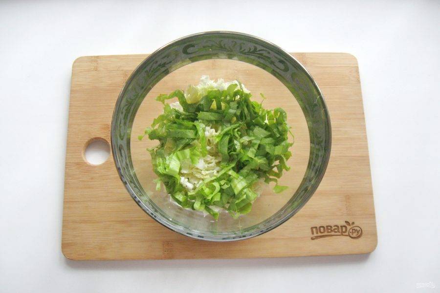 Листовой салат также нарежьте соломкой.