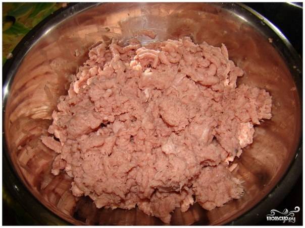 1. Рецепт приготовления вафельных котлет, как и любых других, начинается с фарша. Мясо необходимо вымыть, просушить и нарезать небольшими кусочками. Пропустить через мясорубку. 