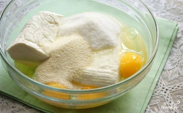 Миксером взбейте яйца для творожной начинки, сахар, творог, манку.