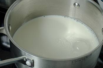 2. Вскипятить молоко, добавив соли и масла.
