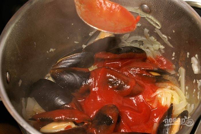 Далее добавьте в сковороду протёртые томаты и помидор. Обжарьте блюдо ещё 4 минуты.
