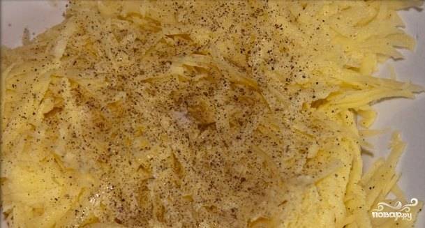 Картофель перекладываем в удобную посуду. Добавляем сливки, солим и перчим, можно приправить по вкусу пряными травами. 