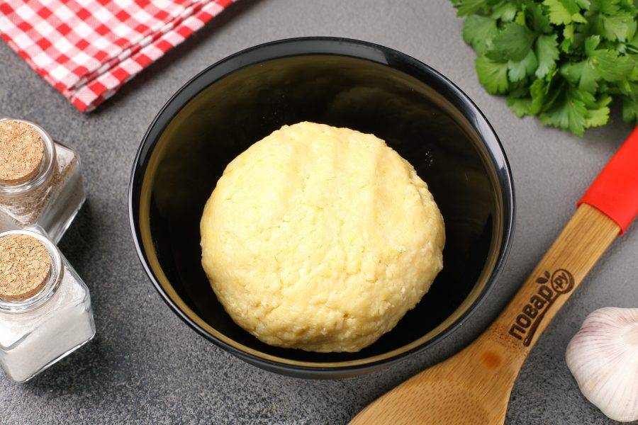 Замесите мягкое и чуть липкое тесто. Соберите его в шар, заверните в целлофановый пакет и уберите в холодильник на 30 минут.