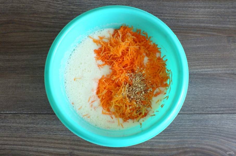 В яичную массу добавьте тертую морковь, цедру апельсина. Перемешайте.
