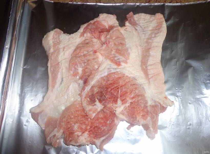 3.	Мясо выкладываю на доску и накрываю пищевой пленкой, отбиваю каждый кусочек с двух сторон и выкладываю на противень, застеленный фольгой.