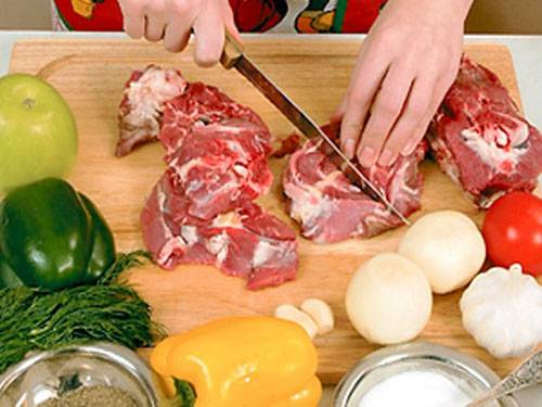 1. Из баранины лучше всего выбирать заднюю ножку. Разрезаем мясо на кусочки, и кость тоже используем, - выкладываем ее на дно казана, а наверх - кусочки с мякотью. Солим, перчим, добавим специи по вкусу. 