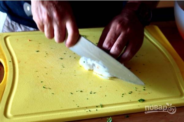 Нарежьте кубиками репчатый лук.