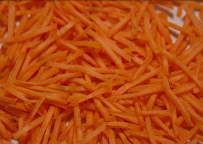 Морковь потрите на крупной терке. Можно использовать терку для корейской моркови. 