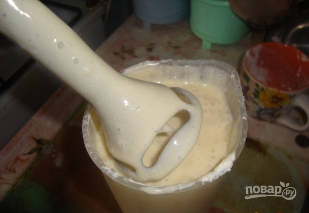 3.	В мерный стакан кладу творог, добавляю яйца, молоко, крахмал и 200 грамм сахарного песка. Взбиваю массу в однородную смесь.