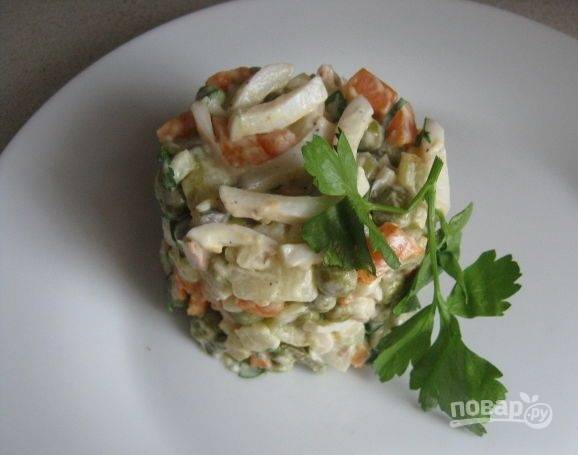 8. Подаем салат порционно или в салатнице, если салат с кальмарами и соленым огурцом готовился на праздичный стол.