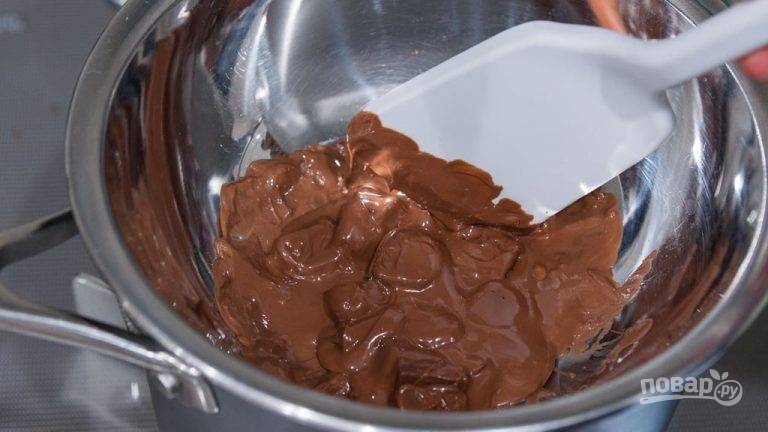 1.	Разломайте кусочки шоколада и выложите в миску, отправьте шоколад на водяную баню или в микроволновку и прогрейте до растворения, достаньте и хорошенько перемешайте, чтобы растаяли все кусочки.