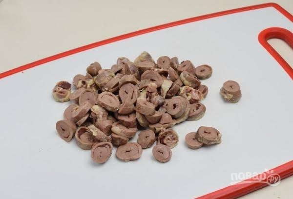 3. Готовые сердца остудите немного и нарежьте.