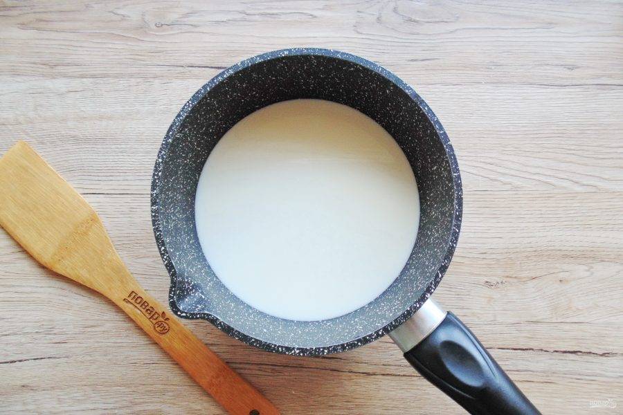 В кастрюлю с толстым дном налейте молоко и поставьте на плиту. 