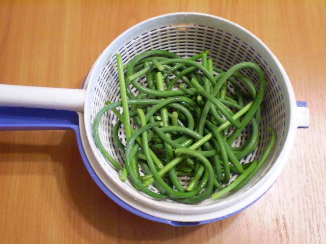 Квашеные стрелки чеснока. Чесночные стрелки на зиму через мясорубку. Квашеные стрелки чеснока. Квашеные стрелки чеснока. Маринованные чесночные стрелки рецепт.