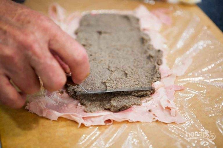 4. Смажьте ветчину грибной пастой.