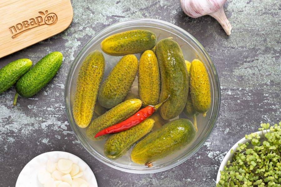 За это время огурцы успеют промариноваться. Готовые маринованные огурцы храните в холодильнике.