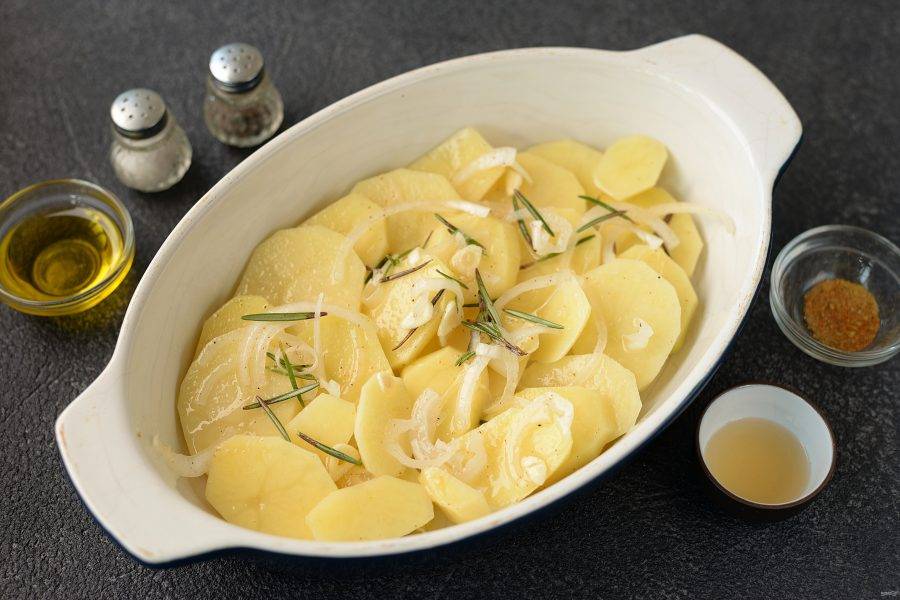 Выложите картофель в противень, отправьте его в предварительно разогретую до 200 градусов духовку в режиме без конвекции на 20 минут. 