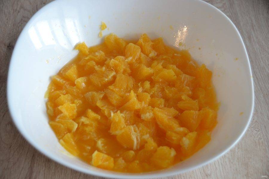 Нарежьте на кусочки апельсиновую мякоть.