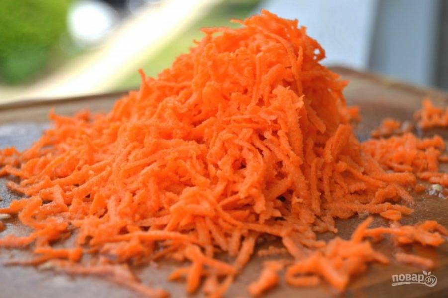 4.	Промойте морковь под проточной водой и натрите на средней терке.