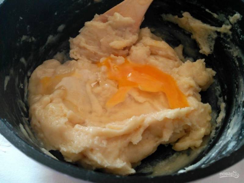 Введите в остывшее заварное тесто поочерёдно  4 яйца и белки, оставшиеся от приготовления лимонного курда. При этом следует учитывать, что для теста может потребоваться не 3, а 2 белка. Это зависит от размера яиц.