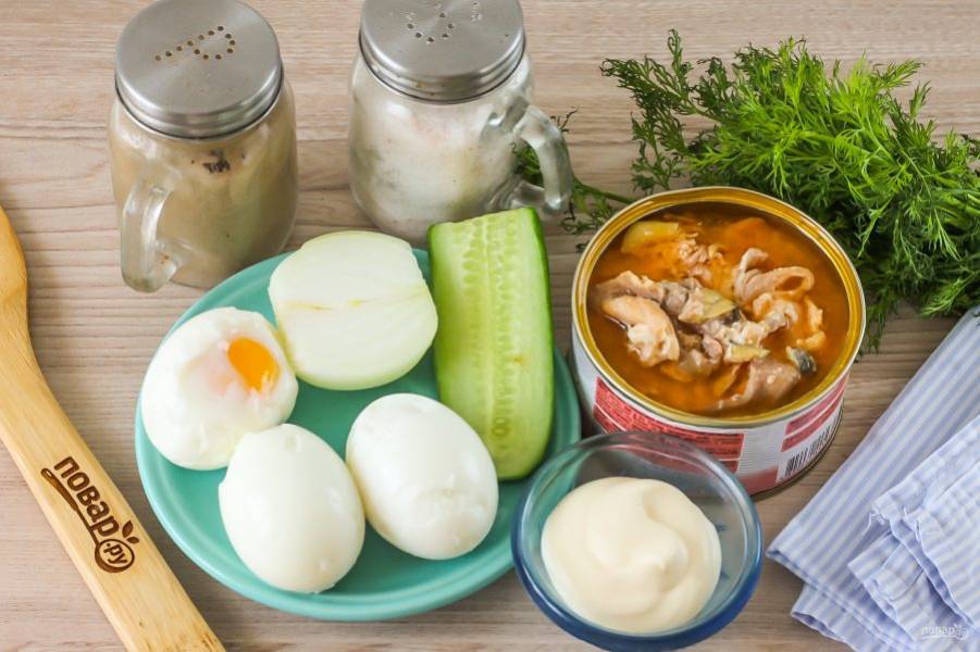 Подготовьте указанные ингредиенты. Вместо репчатого лука можете использовать зеленый. Куриные яйца отварите заранее 15 минут и остудите в ледяной воде, счистите скорлупу и промойте.