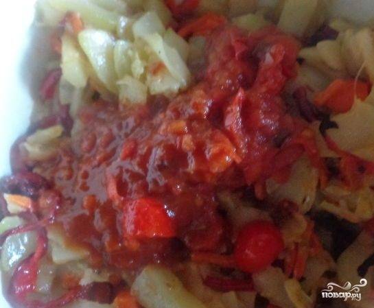 7. Соединяем все овощи и добавляем томатную пасту (можно домашний морс). Томим еще 10 минут на слабом огне, постоянно помешивая.