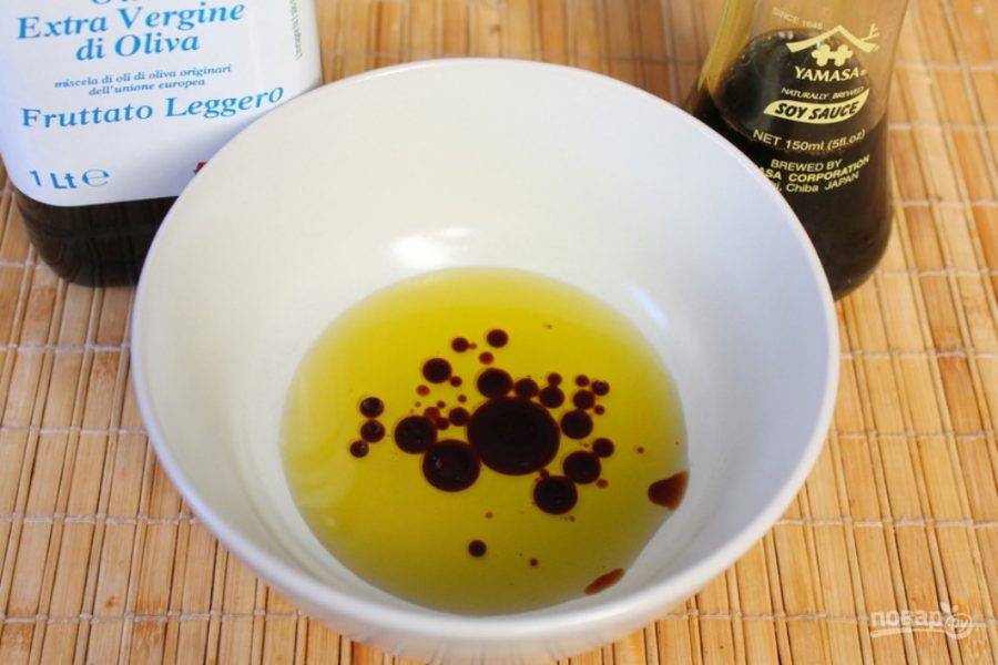 В пиалу наливаем оливковое масло и соевый соус.