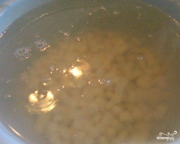 1. Этот суп не готовится на бульоне, поэтому нарезаем картофель, отправляем его в холодную воду и доводим до кипения, снимая пену. Солим и приправляем по вкусу, варим картофель до готовности.