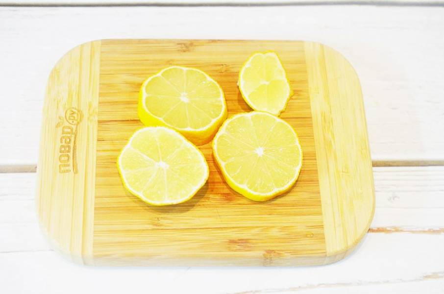1. Лимоны нарежьте толстыми кружками.
