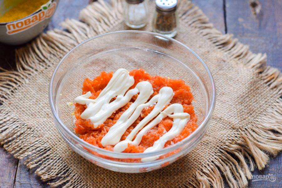 Смажьте слой моркови майонезом.
