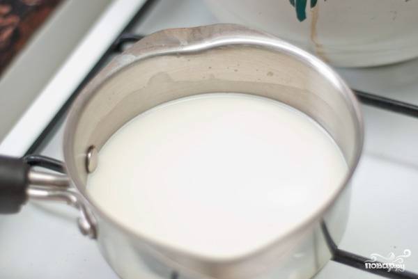 6. В отдельном сотейнике соедините теплое молоко, сахар и щепотку соли. Добавьте ванильный экстракт или, если есть, палочку ванили. 
