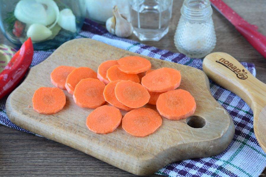 Морковку нарежьте тонкими кружочками.