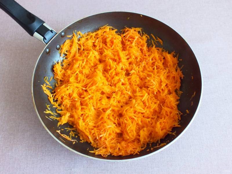 В сковороде разогрейте 3 ст.л. растительного масла и 2 ст.л. сливочного масла. Переложите морковь и обжаривайте на огне чуть ниже среднего до мягкости.