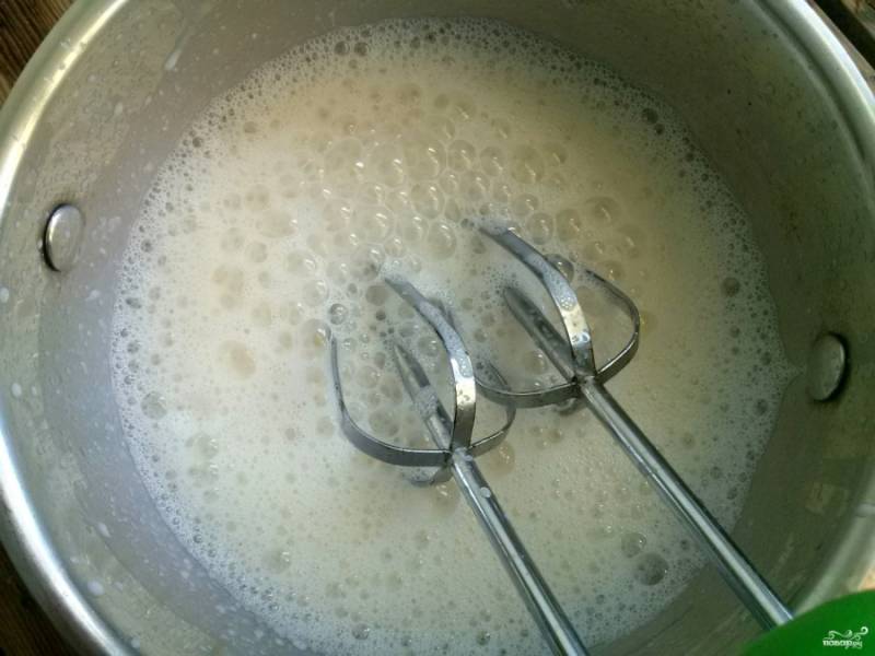 Молоко с набухшим желатином нагрейте до растворения последнего на медленном огне. Не кипятите! Взбейте миксером в течение 1 минуты.