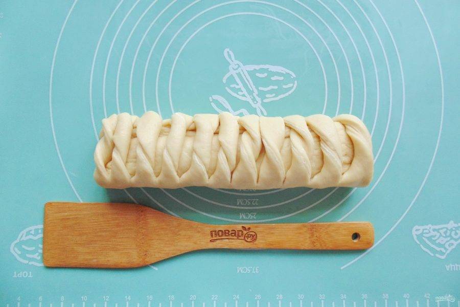 Сверните тесто с начинкой и полосками в виде рулета. Вот такой симпатичный пирог получается.