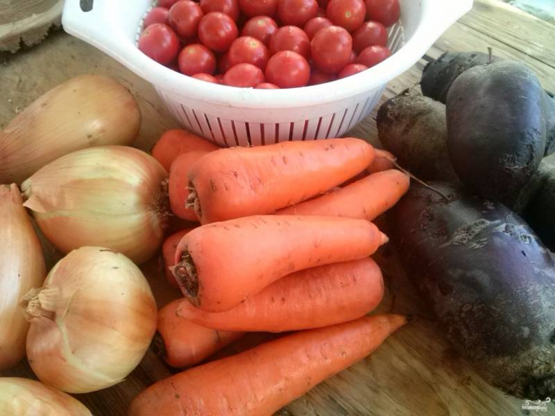 Подготовьте ингредиенты. Помойте овощи. Свеклу и морковь натрите на крупной терке.