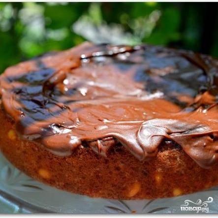 Готовый тортик достаем из духовки и равномерно смазываем шоколадной глазурью.