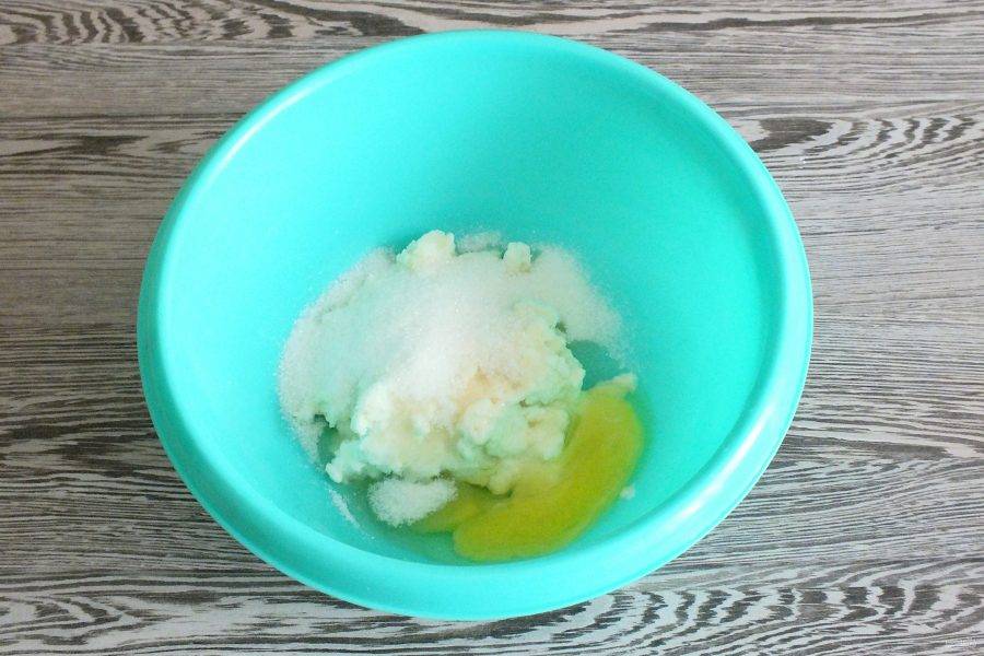 В чаше соедините творог, 1 яйцо, сахар, ванилин по вкусу. Пробейте погружным блендером до однородного состояния.