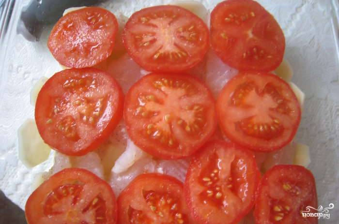 Сверху кладем помидоры, порезанные тонкими кружочками. Далее чистим луковицу, её мы тоже режем кольцами.
