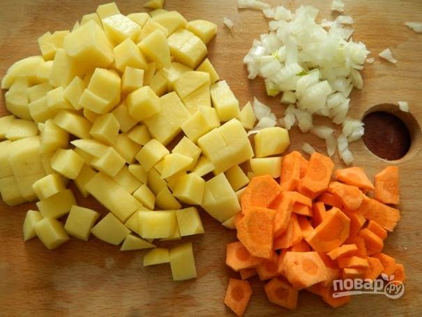 4. Тем временем очистим картошку, лук и морковку. Картофель нарезаем небольшими кубиками, морковь — кольцами или полукольцами, а лук — мелко.