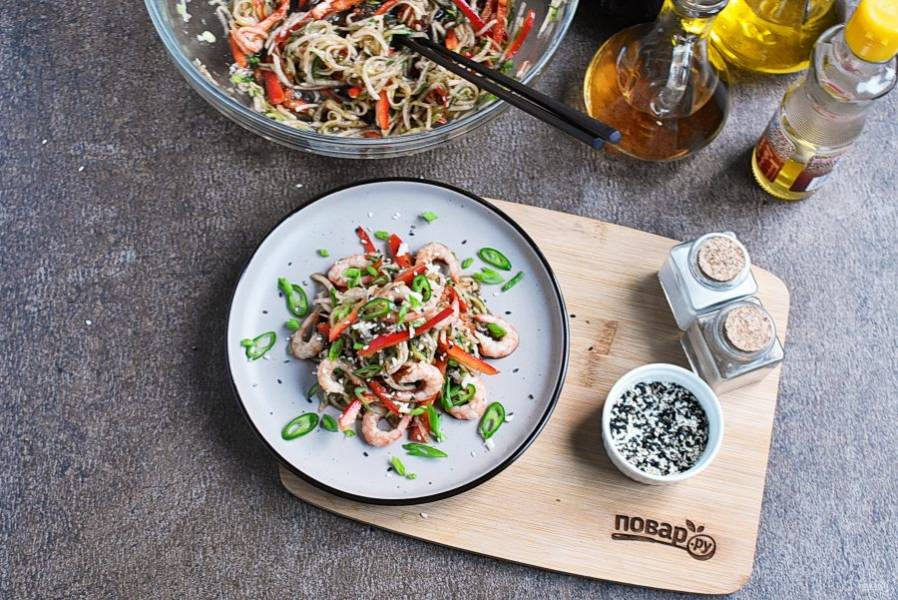 Разложите по тарелкам и посыпьте кунжутными семенами и зеленым луком. Подавайте сразу к столу.