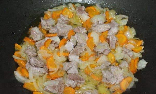 Телятину режем мелкими кусочками и обжариваем до полуготовности на сковороде, соль и перец по вкусу. Далее добавляем морковь и лук, обжариваем вместе с мясом.