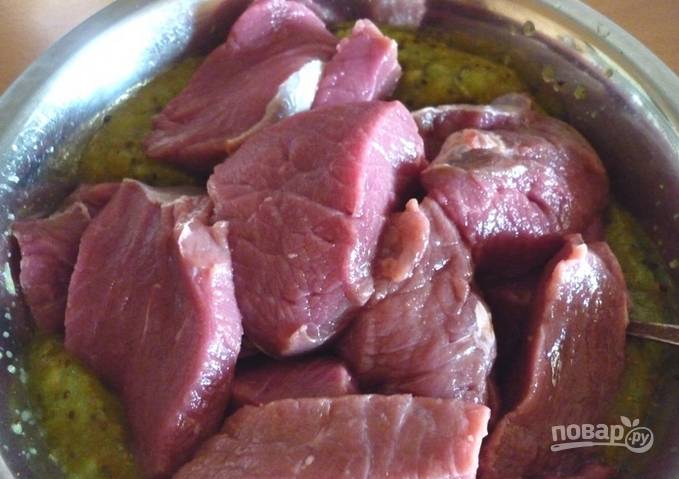 Нарезаем кусочками говядину. Опускаем кусочки мяса в киви.