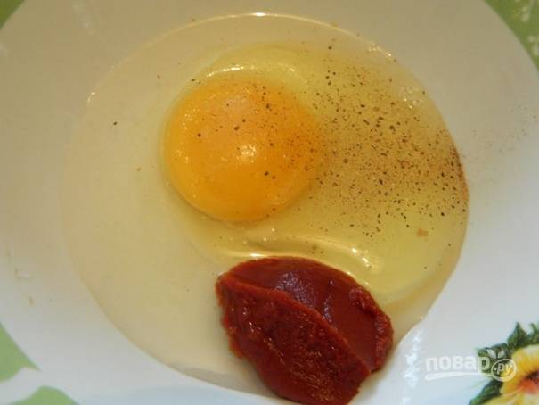 4. Теперь готовим кляр: в небольшой посуде взбиваем венчиком яйцо с томатной пастой, водой (2 ст. л), солью и перцем.