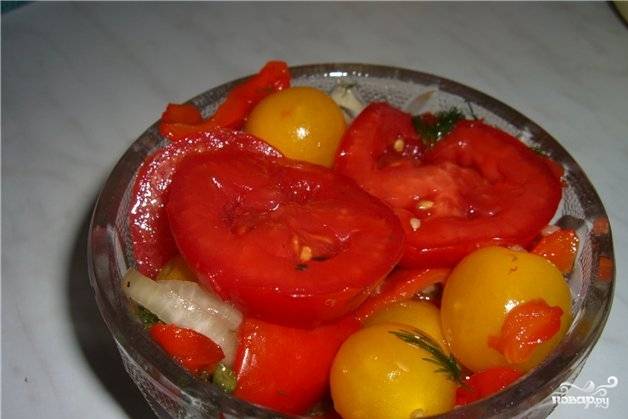 Салат с маринованными помидорами