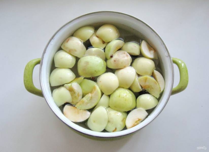 Залейте фрукты водой и поставьте кастрюлю на плиту.